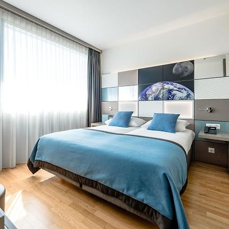 Discovery Hotel 3* Superior Крисие Екстериор снимка