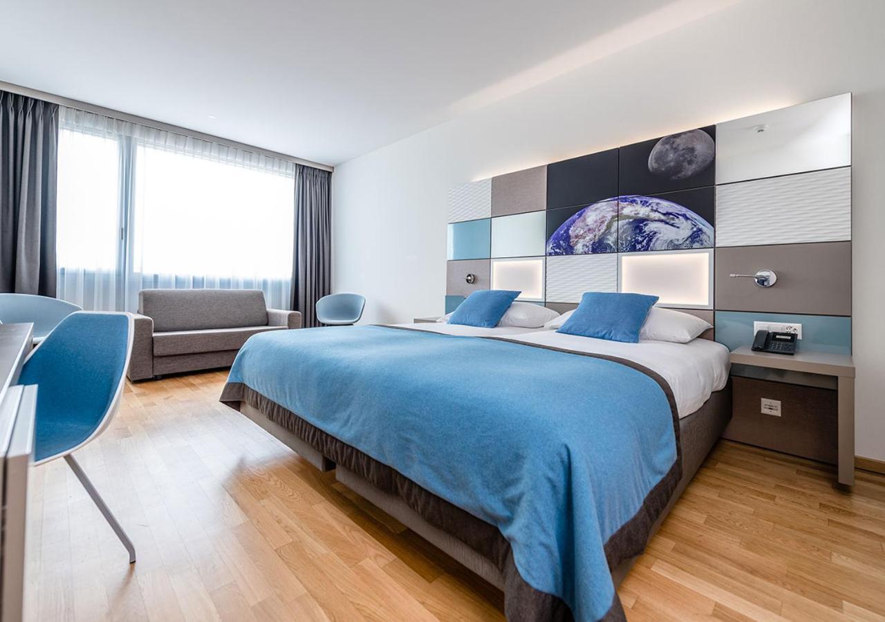 Discovery Hotel 3* Superior Крисие Екстериор снимка