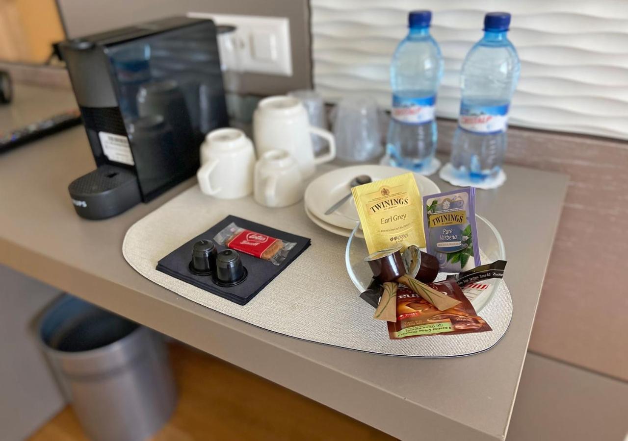 Discovery Hotel 3* Superior Крисие Екстериор снимка