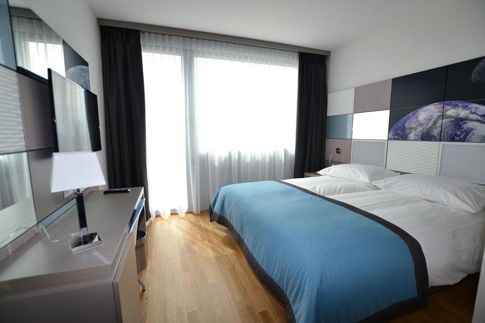 Discovery Hotel 3* Superior Крисие Екстериор снимка