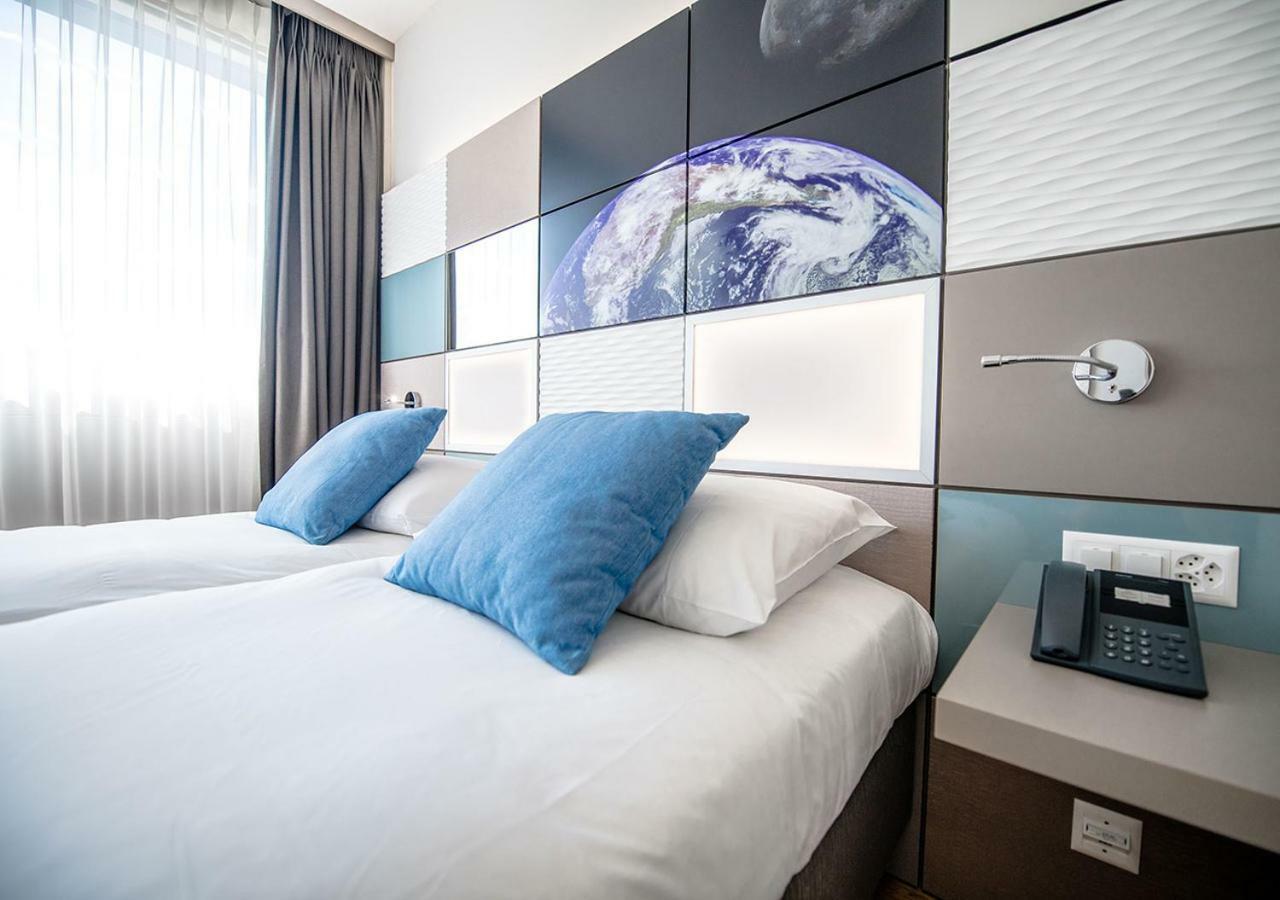 Discovery Hotel 3* Superior Крисие Екстериор снимка