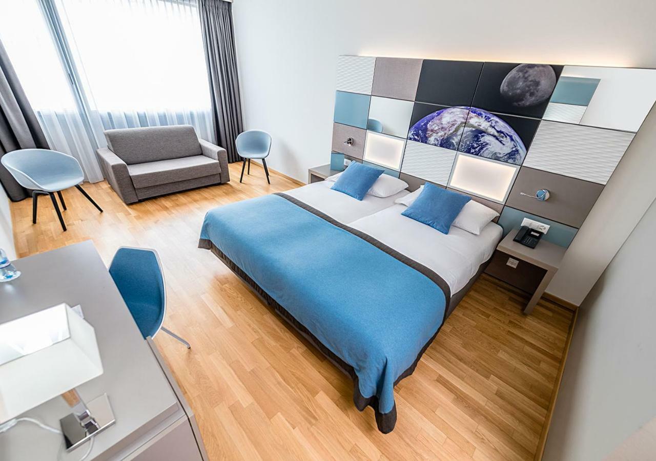 Discovery Hotel 3* Superior Крисие Екстериор снимка