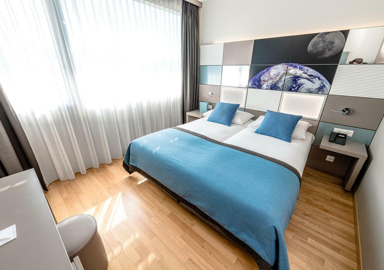 Discovery Hotel 3* Superior Крисие Екстериор снимка