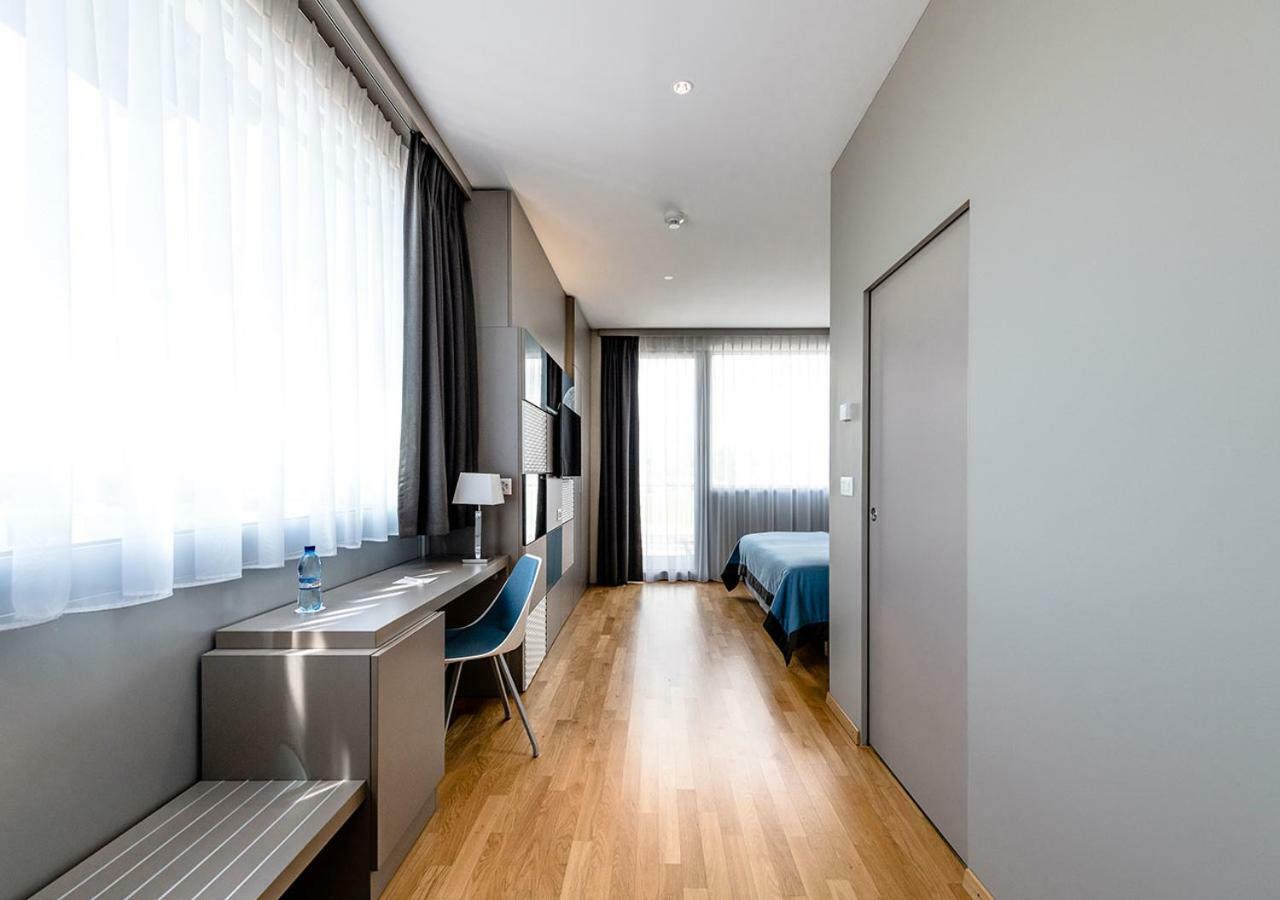 Discovery Hotel 3* Superior Крисие Екстериор снимка