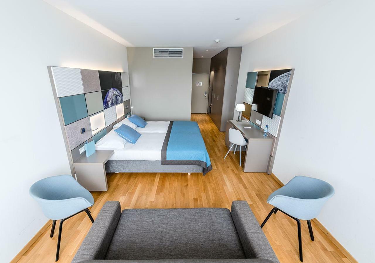 Discovery Hotel 3* Superior Крисие Екстериор снимка