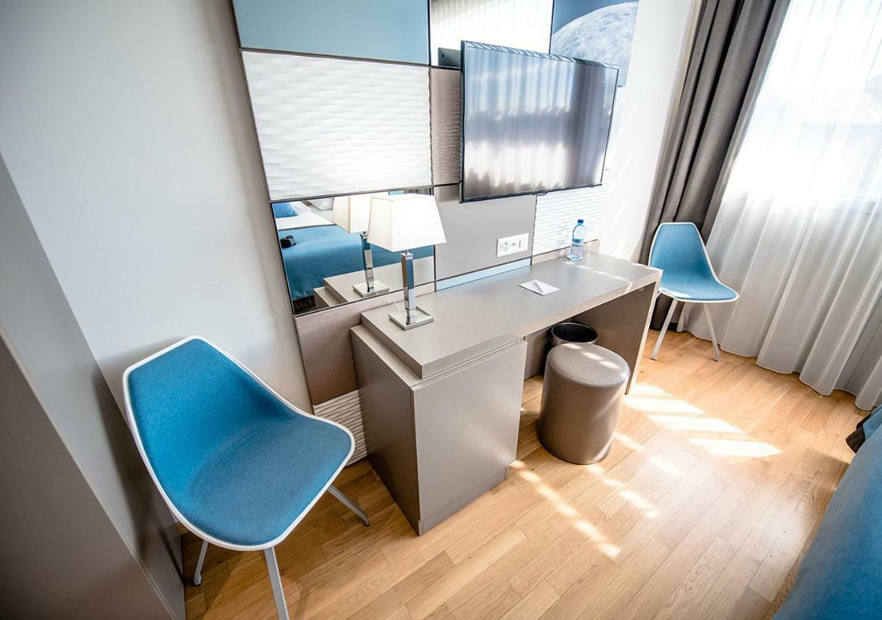Discovery Hotel 3* Superior Крисие Екстериор снимка