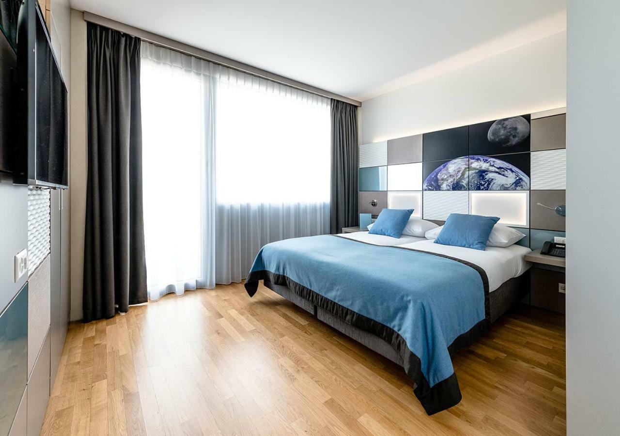 Discovery Hotel 3* Superior Крисие Екстериор снимка