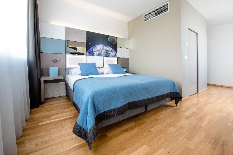 Discovery Hotel 3* Superior Крисие Екстериор снимка